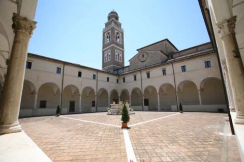 fano-rinascimentale-san-paterniano_cortile_